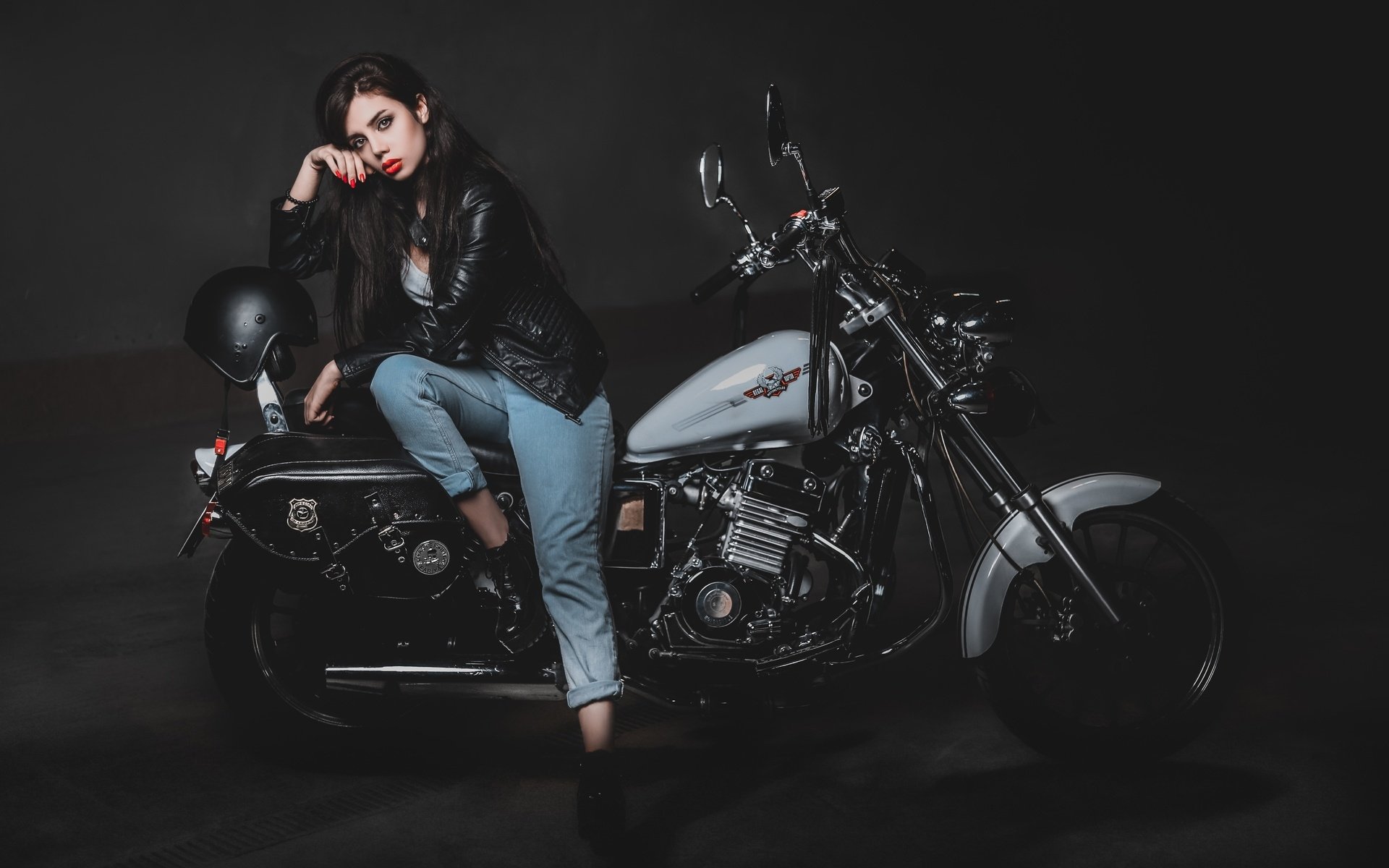 Biker girls: style and drive in Budapest