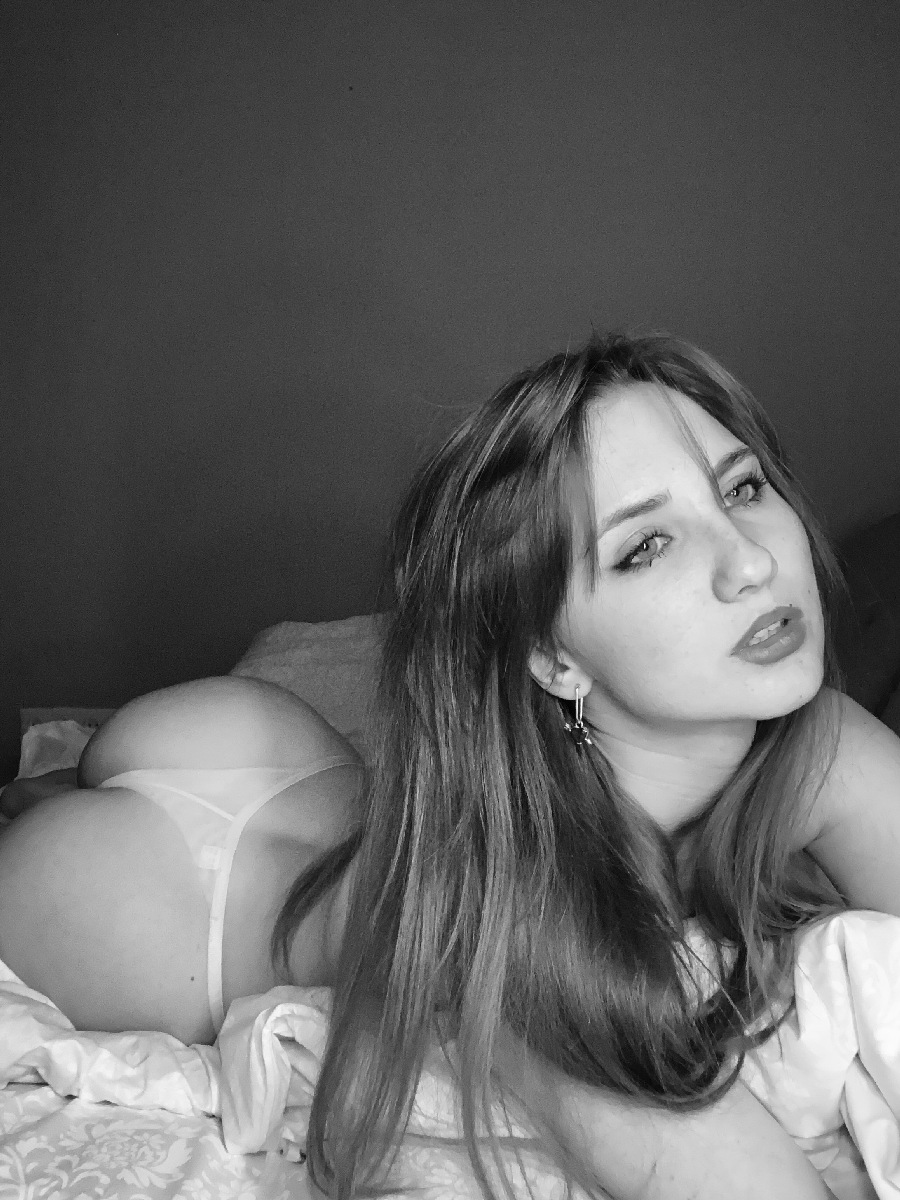 Take a pause and enjoy Nata nude — streaming from Budapest