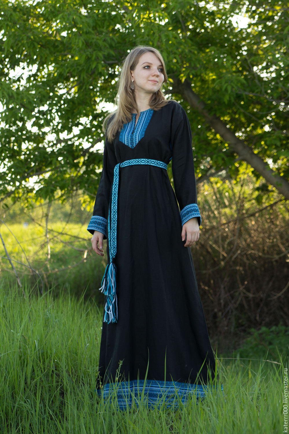 Women in Slavic costumes in Budapest