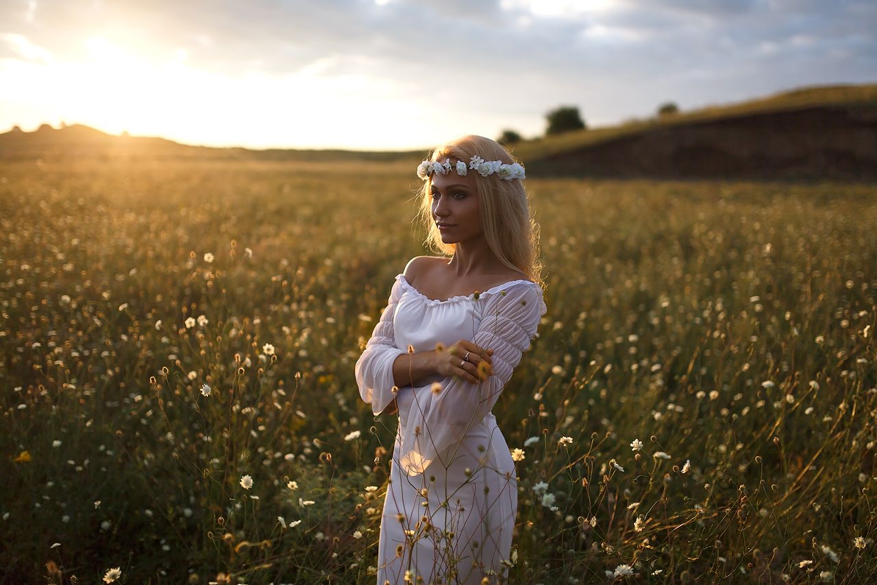 Girls in Slavic costumes in Budapest